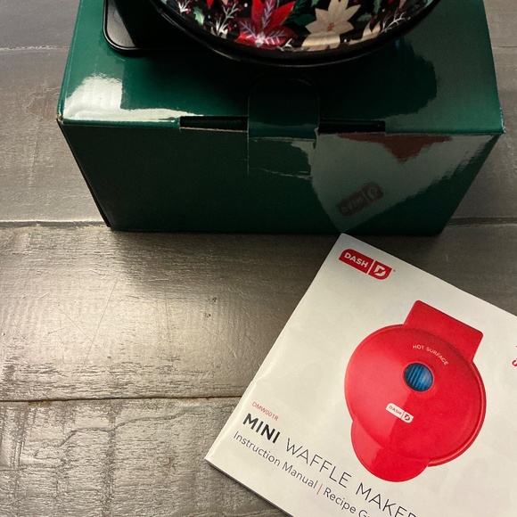 BNIB DASH Mini Waffle Maker Christmas Theme - Picture 2 of 3